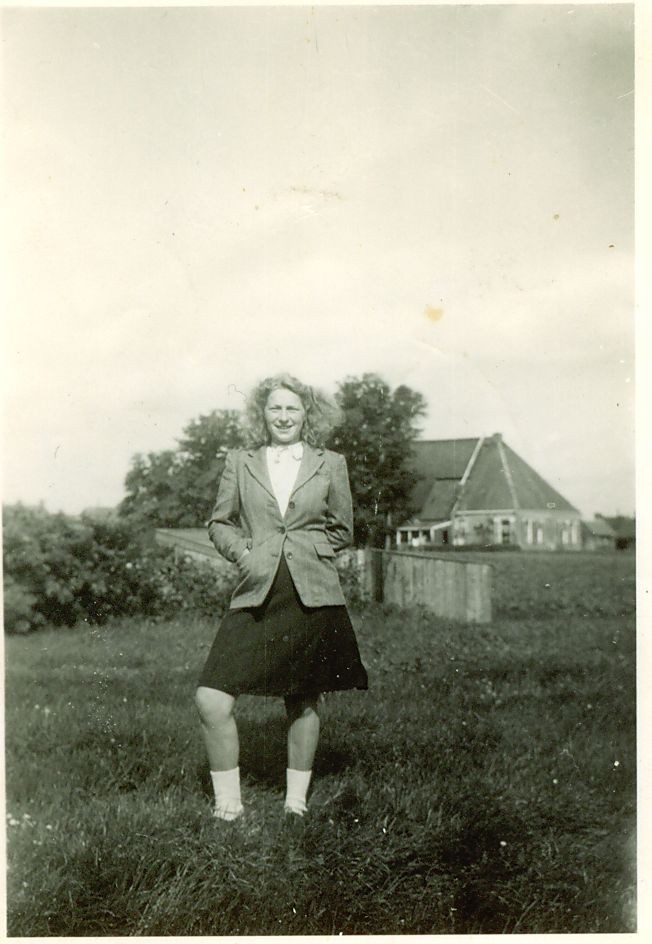 1946-Baukje-Tichelaar-op-de-Terp.-Stelp-van-Rommert-Stellingwerf