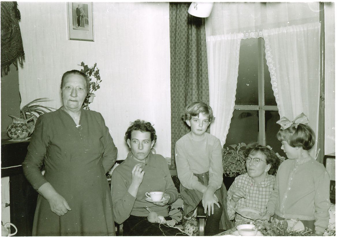 1962-Mem-in-huis-Lidlummerweg-6-Anna-Nieske-Ietje-en-Alie-Rodenhuis