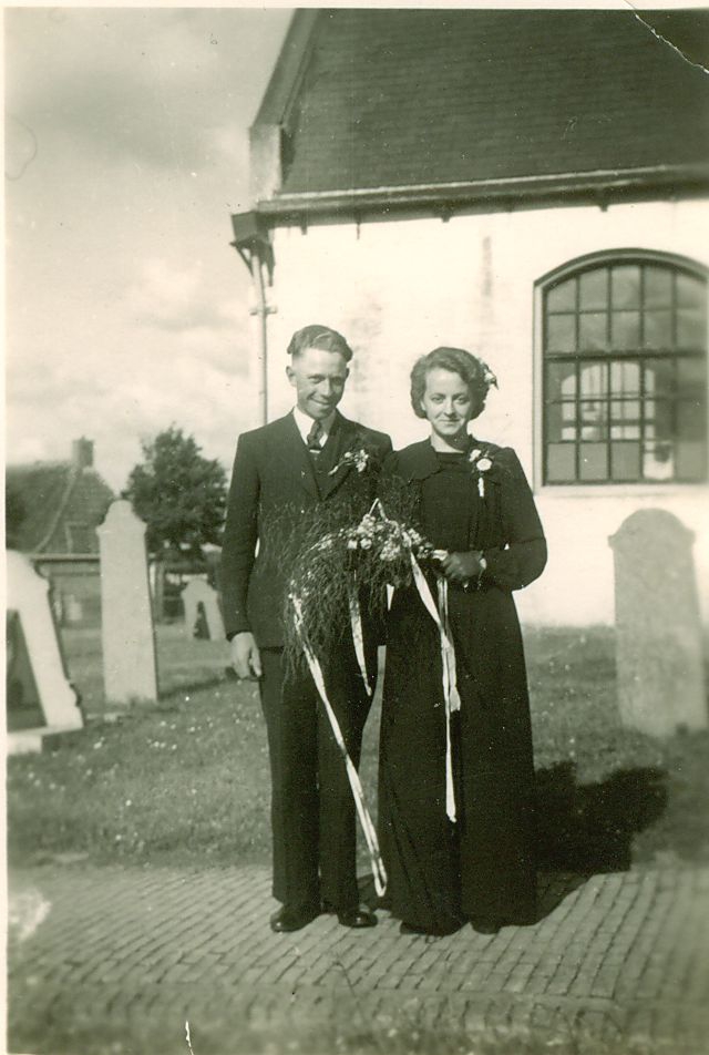 1946-2-Trouwfoto-Jappie-en-Peet-voor-de-consistorie-Herv.-Kerk