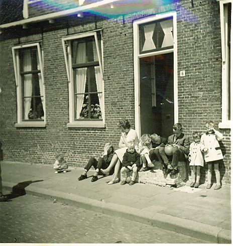 1960-Peet-met-kinderen-bij-beppe-IJtje-op-stoep-in-Oosterbierum