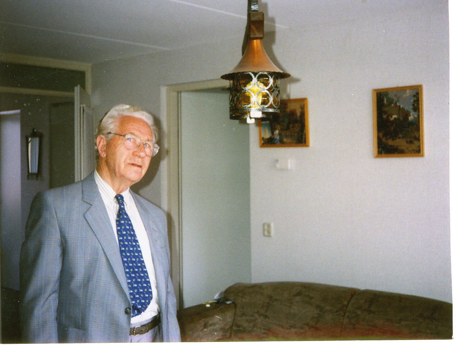 2001-Jappie-op-hotelkamer-met-een-seniorenreis