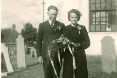 1946-2-Trouwfoto-Jappie-en-Peet-voor-de-consistorie-Herv.-Kerk