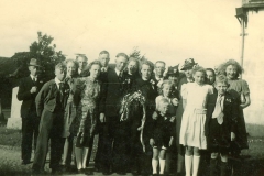 1946-3-Familiefoto-bij-Ned.Herv_.Kerk-Sexbierum