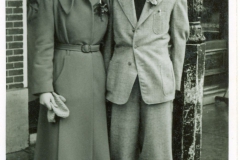 1946-4-Anna-en-Douwe-Tichelaar-gemeentehuis-Barradeel-trouwdag-Jappie