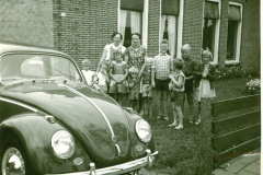 1954-Jappie-en-Peet-op-bezoek-met-zes-kinderen-in-de-VW