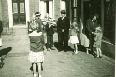 1958-Joris-en-Tettje-Frietema-en-Peet-met-kinderen-voor-huis-fam.-Frietema-Schoolstraat