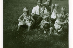 1959-Jappie-en-Peet-met-kinderen-in-het-Kuinderbos