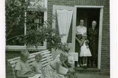 1960-Peet-kinderen-en-beppe-IJtje-in-de-Kloppenburgstraat-Emmeloord