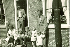 1960-Peet-met-kinderen-Pieter-met-kinderen-en-Douwe-in-deur-opening