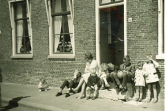 1960-Peet-met-kinderen-bij-beppe-IJtje-op-stoep-in-Oosterbierum