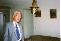 2001-Jappie-op-hotelkamer-met-een-seniorenreis