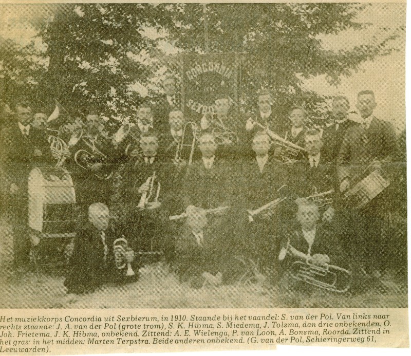 1910-Muziekcorps-Concordia-Sexbierum.-Pieter-van-der-Loon-tweede-van-links