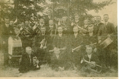 1910-Muziekcorps-Concordia-Sexbierum.-Pieter-van-der-Loon-tweede-van-links